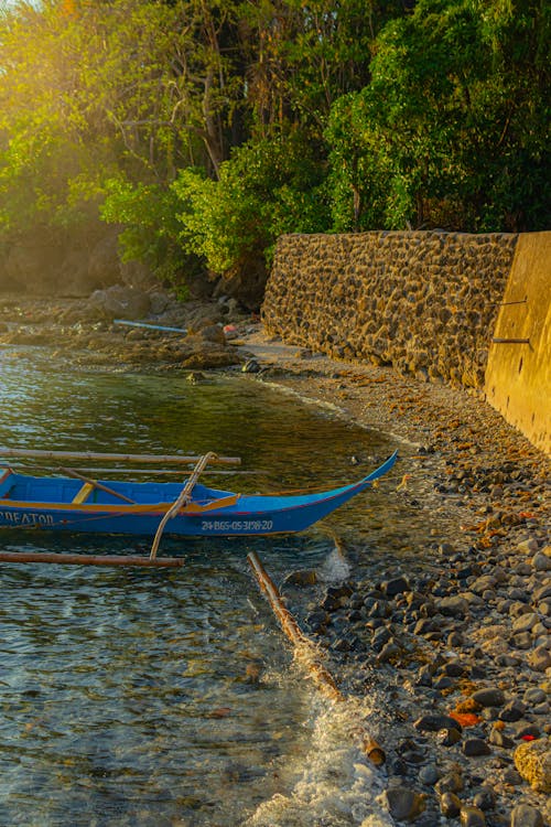 A small boat is sitting on the shore