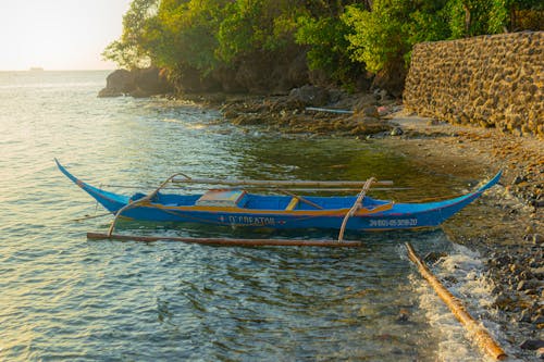 A small boat is sitting on the shore