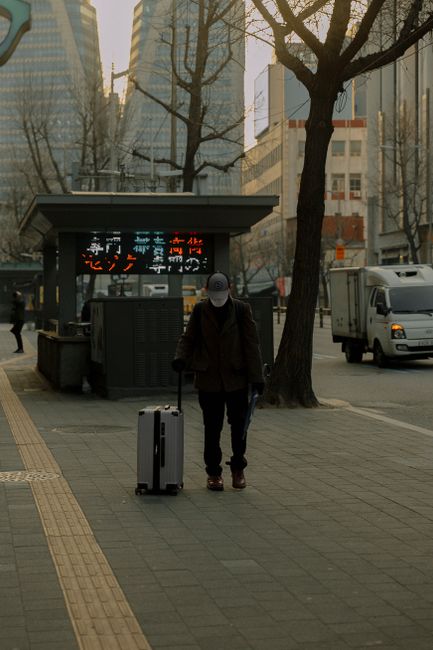 캐리어 끌고 걷는 여행객