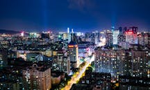 福州城市景观街景充满活力，以明亮的建筑和繁华的街道为特色