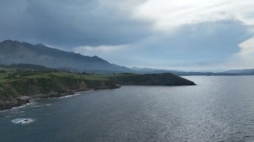 Fotos de stock gratuitas de cerca del mar, cielo nublado, costa rocosa