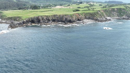 Fotos de stock gratuitas de cerca del mar, costa rocosa, paisaje verde