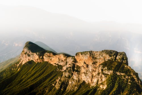 Безкоштовне стокове фото на тему «landsacpe, альпініст, вершина гори»