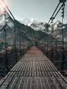 通往尼泊尔喜马拉雅山脉白雪皑皑的吊桥，景色壮丽
