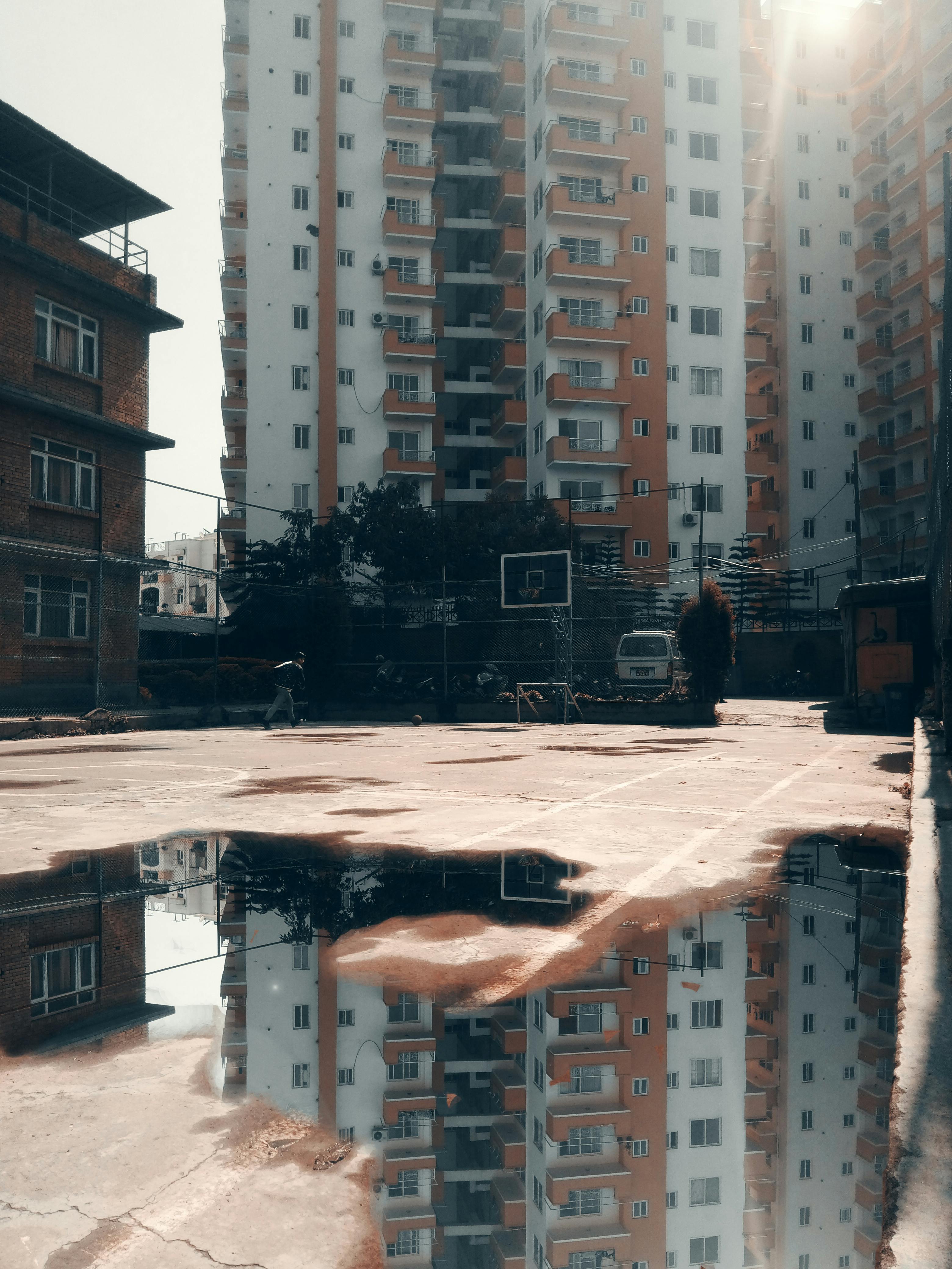 加德满都的倒影城市场景中，水坑周围的公寓楼被展示出来