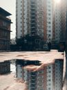 加德满都的倒影城市场景中，水坑周围的公寓楼被展示出来