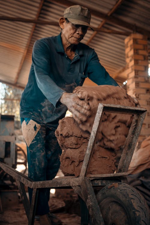 Foto profissional grátis de adulto, artesanal, cavar