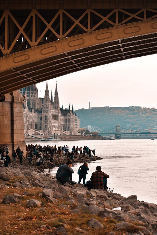 Persone Che Guardano In Riva Al Fiume