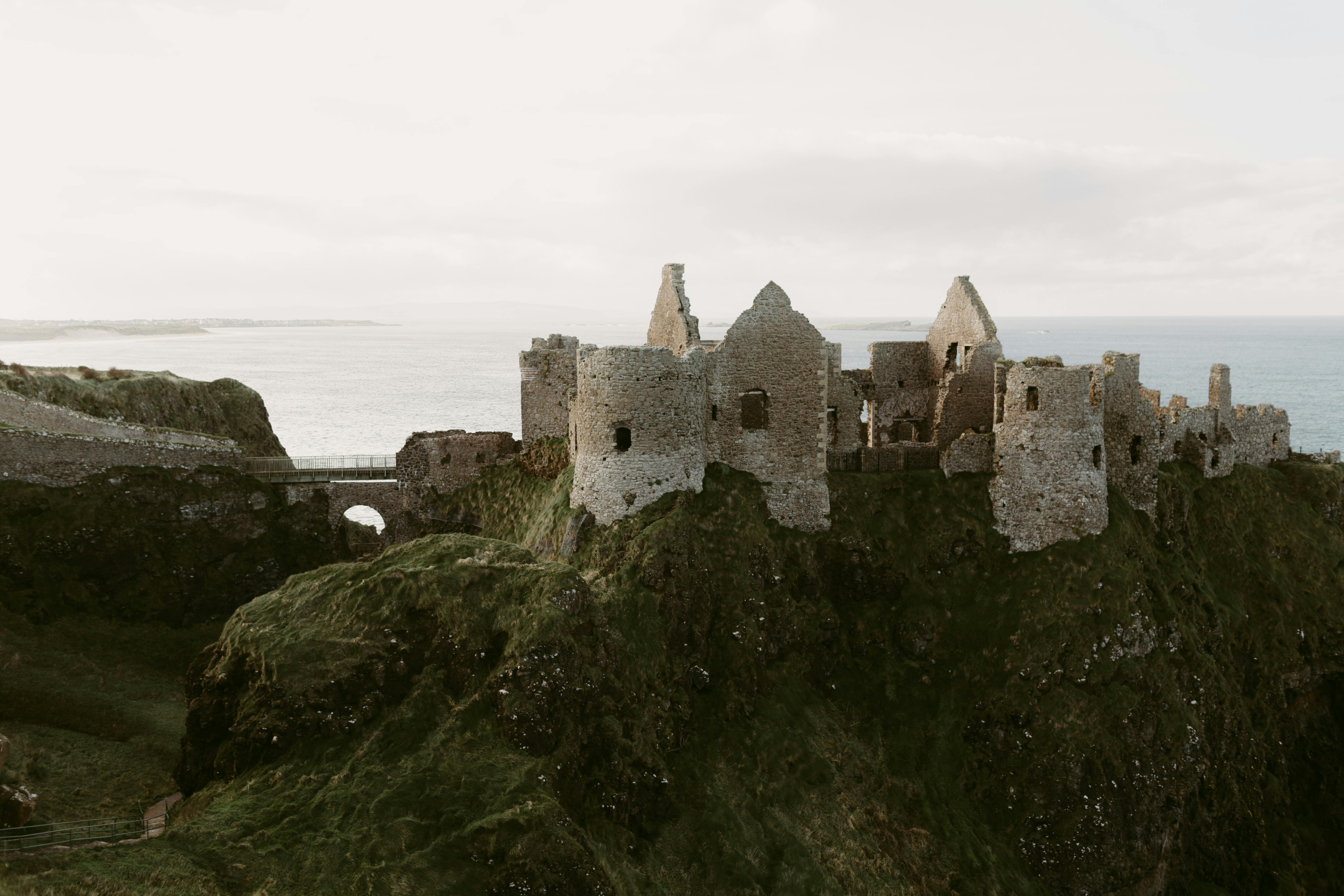 Antiguas Ruinas Medievales Del Castillo De Dunluce En La Costa Del Océano  En El Famoso Lugar De Irlanda Del Norte En El Reino Unido · Foto de stock  gratuita