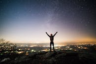 在田纳西州邓拉普上空，一个人凝视星空的剪影