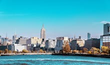 纽约市天际线的白天景色令人惊叹，其中标志性的帝国大厦尤为突出