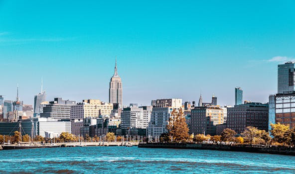 纽约市天际线的白天景色令人惊叹，其中标志性的帝国大厦尤为突出