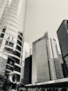 一张香港商业区现代摩天大楼的黑白照片