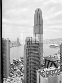 香港迷人的黑白城市景观，以标志性的国际金融中心大厦和维多利亚港为特色