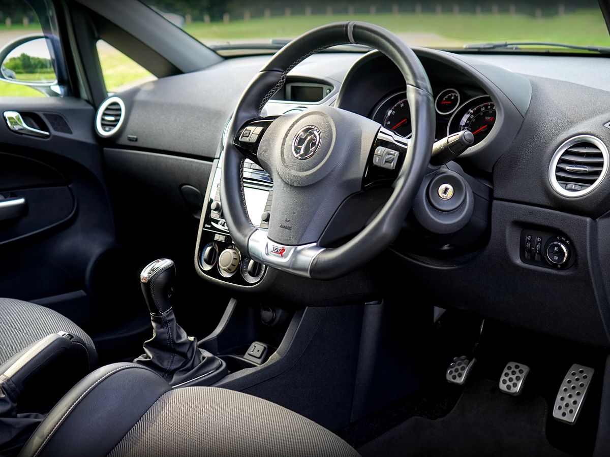 The dual-control pedals, passenger side