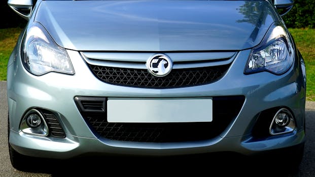 特写镜头展示了一辆圆滑的银色轿车，凸显其现代设计和铬合金细节