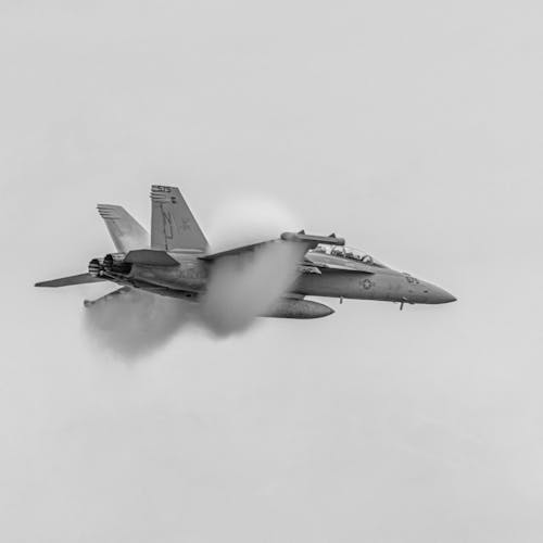 Gratis arkivbilde med boom, hær, jagerfly
