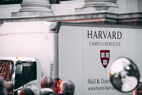 免费 白哈佛校园服务卡车 素材图片