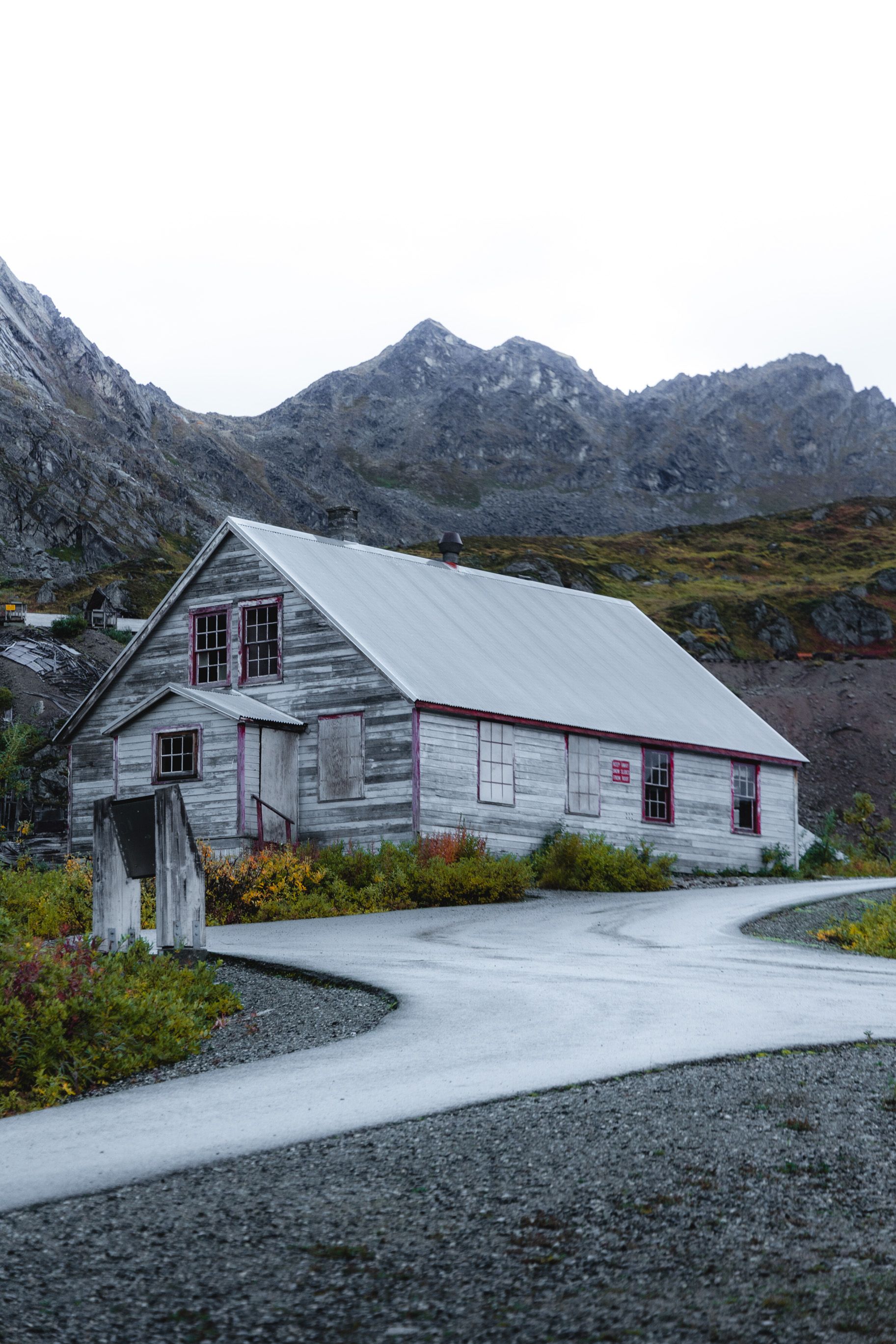 Wooden building with driveway in the mountains — driveway approach mood
