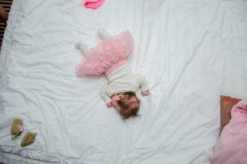 嬰兒的白色和粉紅色衣服