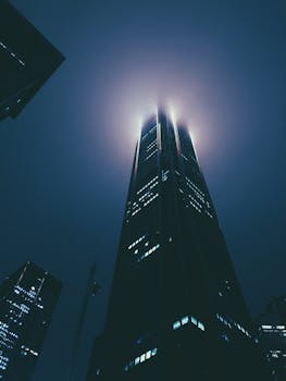 深圳的摩天大楼在夜间点亮，展现出建筑的优雅与现代感