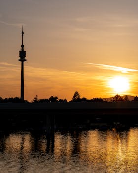 维也纳上空令人惊叹的日落，倒映着多瑙塔的轮廓在水中