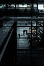 贝尔格莱德现代建筑空间里的人物剪影