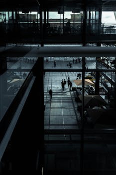 贝尔格莱德现代建筑空间里的人物剪影