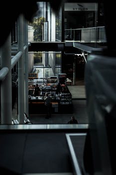 贝尔格莱德现代购物中心的时尚景观，捕捉了这座城市的建筑与零售氛围