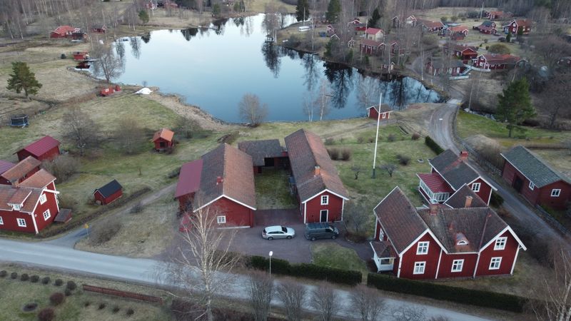 Röda hus vid en sjö i Dalarna
