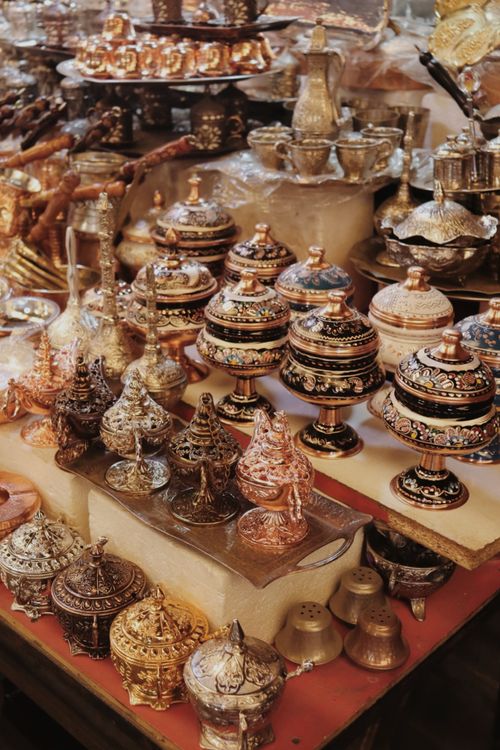 Free Colorful and intricate tableware displayed at a vibrant market bazaar, showcasing cultural artistry. Stock Photo