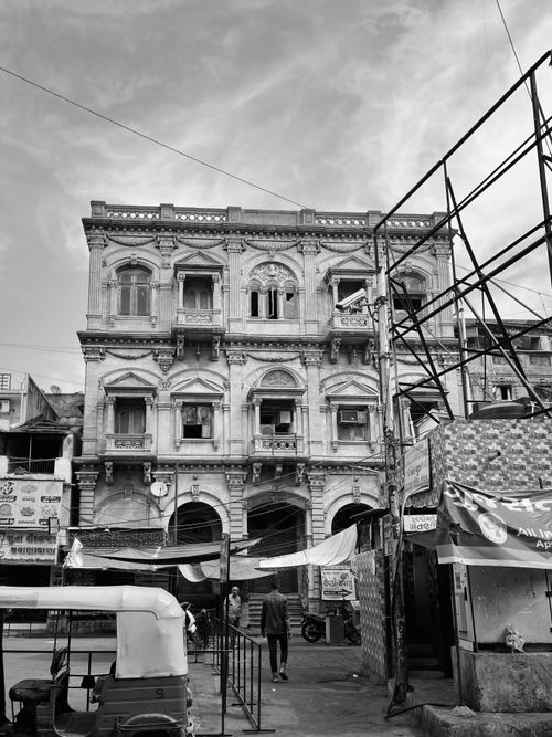 Free Black and white photo of a historic building facade on a city street in Ahmedabad, India. Stock Photo