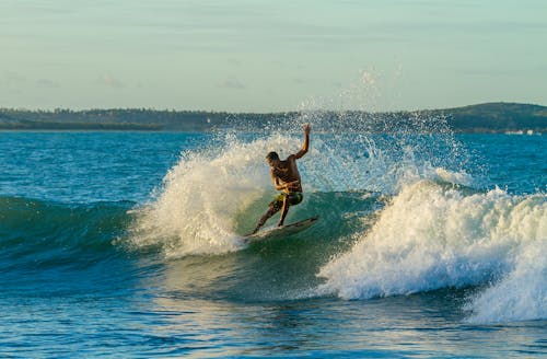 Homem De Topless Surfando No Mar