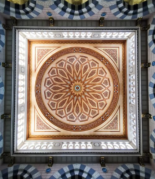 Free Stunning intricate ceiling pattern within an iconic Islamic landmark in Saudi Arabia. Stock Photo