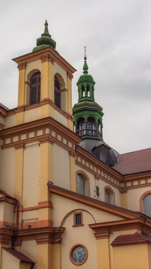 Foto d'estoc gratuïta de arquitectura històrica, barri antic, cel gris