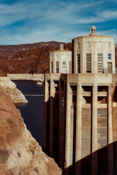 胡佛水坝的景色与蓝天下的沙漠景观交相辉映