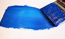 特写：画笔在白色画布上涂出生动的蓝色笔触