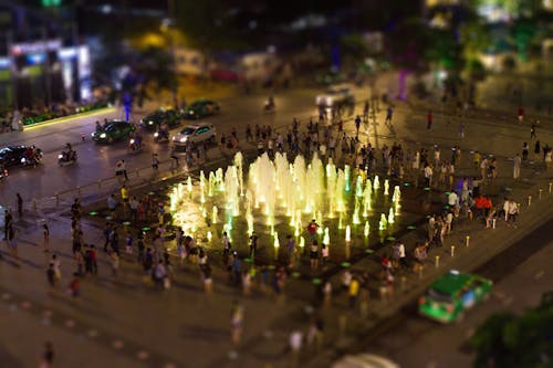 Fontaine Entourée De Personnes Pendant La Nuit