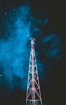 在充满活力的星空下，矗立着一座引人注目的电信塔