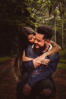 一对情侣在郁郁葱葱的森林中深情相拥，洋溢着年轻的爱意