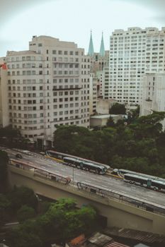 城市场景中，有公交车、摩天大楼和市中心教堂的尖顶