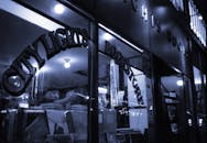 夜晚，旧金山的城市之光书店灯火通明，展现着城市的魅力和文学文化