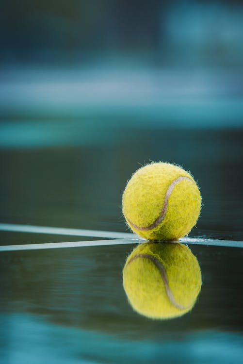 Free Selektiver Fokus Fotografie Des Tennisballs Auf Boden Stock Photo