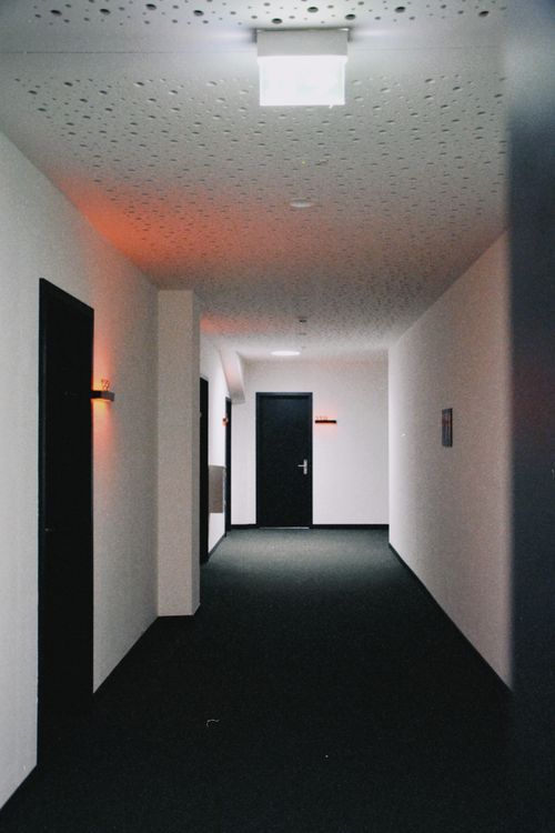 Free Sleek white hallway in a Deggendorf building showcasing contemporary design. Stock Photo