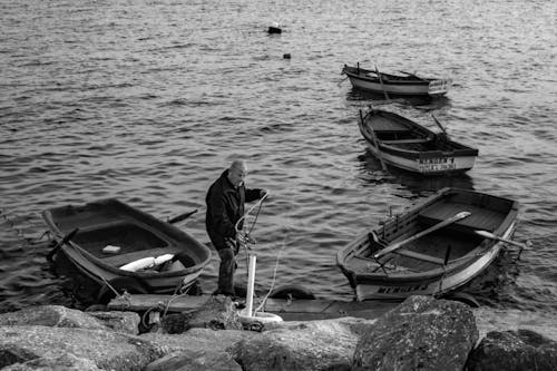 Δωρεάν στοκ φωτογραφιών με άνδρας, ασπρόμαυρο, βάρκες