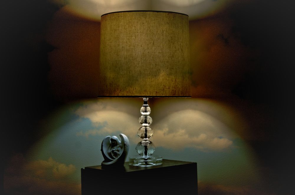 Lampe à poser aux éléments transparents et bruns sur une surface en bois