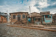 在一个拥有复古建筑的乡村小镇上，有一条古色古香的鹅卵石街道