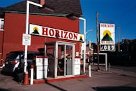 探索以怀旧设计和复古油泵为特色的多伦多老城区经典加油站