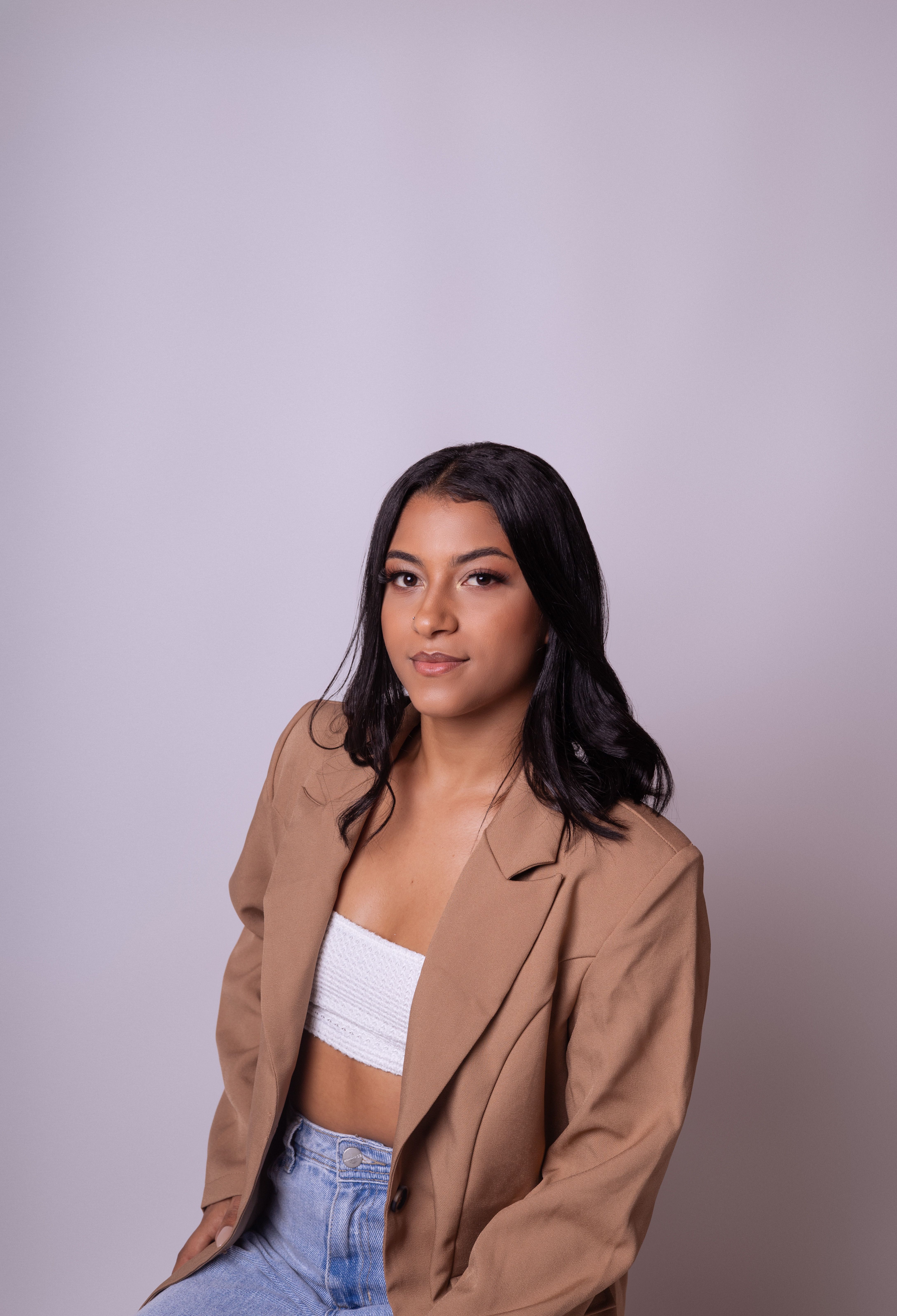 Referencia de estilo: mujer con blazer en tono camel