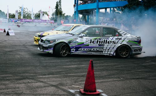 Carro De Corrida Cinza E Branco Deriva